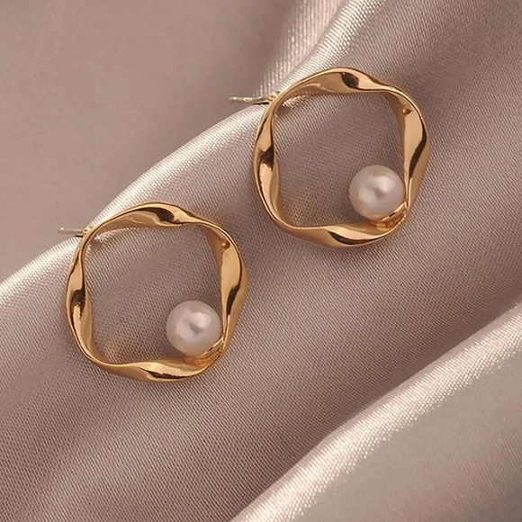 Women’s gold plated hollow hoop pearl dainty elegant drop earrings - Picture 2 of 4